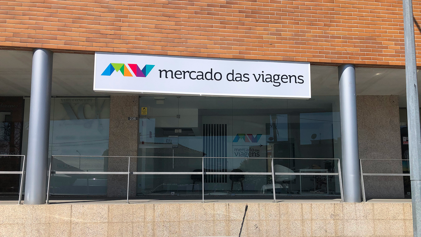 cf-projetos-decoracao-montras-mercado-das-viagens-03